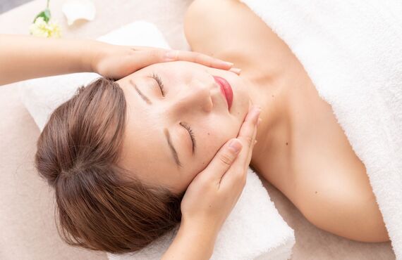 小顔へ導くための美容整体を行います | 心斎橋の整体・プライベートサロンmoyo